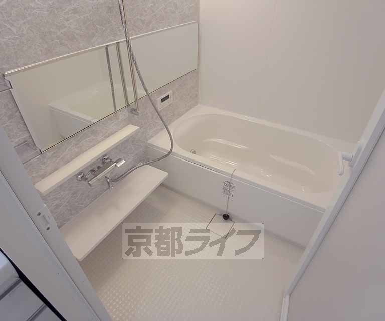 バス・シャワールーム　ある種書斎にもなり得るバスルーム。