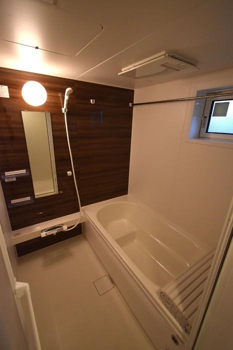 バス・シャワールーム　追い焚き、浴室乾燥機付き。