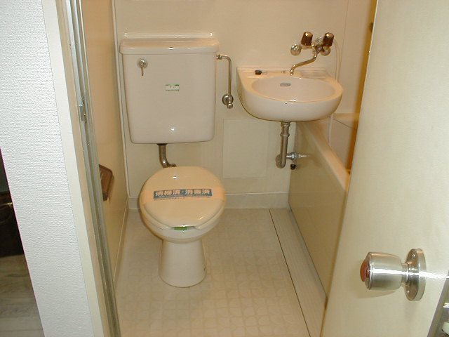 バス・シャワールーム　コンパクトで使いやすいお風呂です