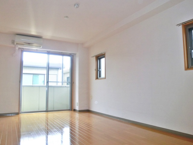 居室・リビング　二面採光のリビングです♪