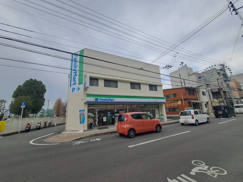 コンビニ　ファミリーマート愛媛県立中央病院店（コンビニ）まで566m