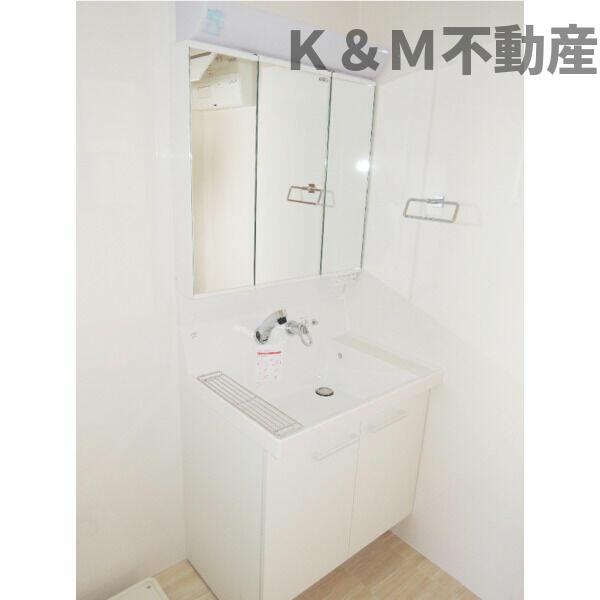 洗面設備　明るい洗面所です