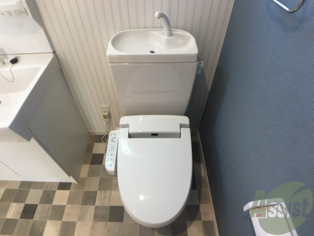 トイレ　トイレはをウォシュレット機能も付いていて便利に使えます。