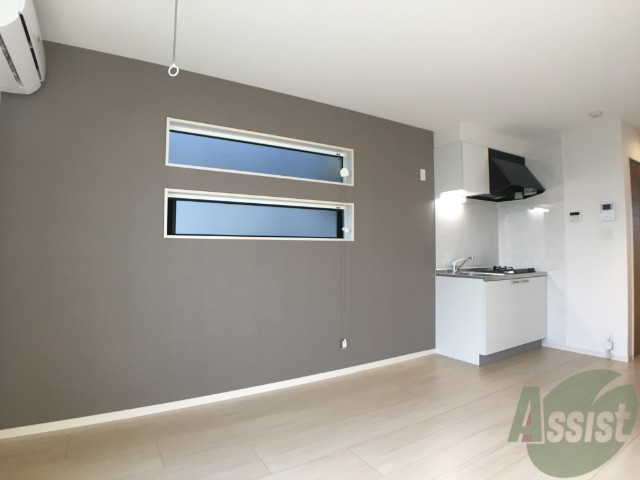 その他部屋・スペース　リビングはベッドや家具を置いても十分なスペースがございます。