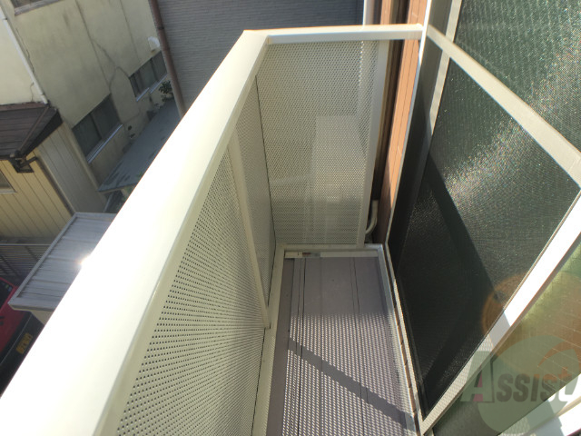 バルコニー　よく日が当たるバルコニーで気持ちの良い空間です。