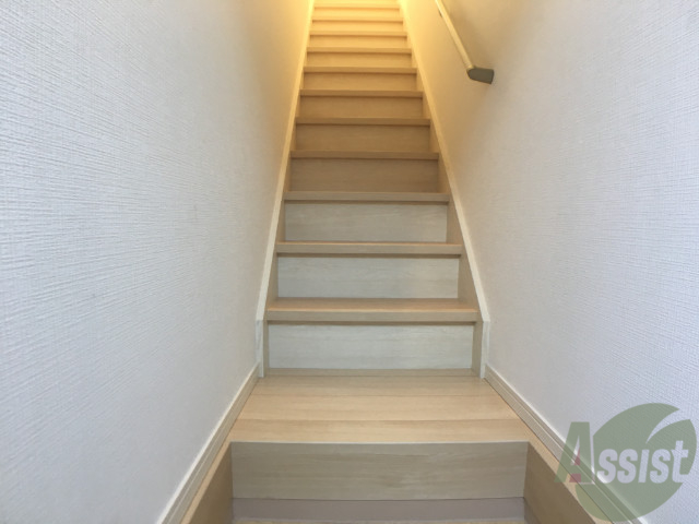 玄関　玄関からの様子です、階段を上って、リビングがございます。