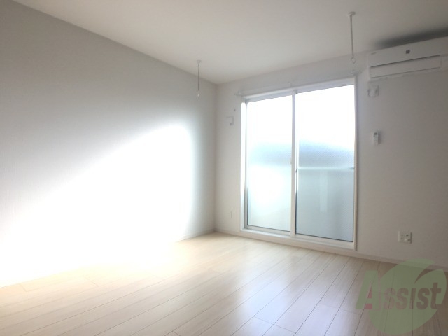 居室・リビング　大きな窓からたくさんの陽が差す気持ちのいいリビングです