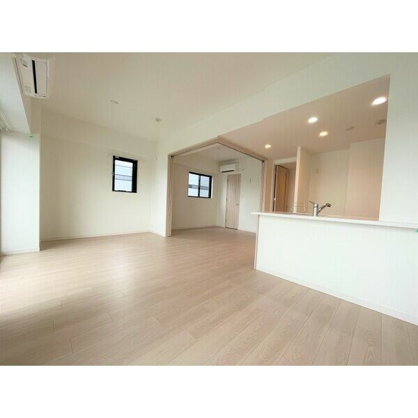 居室・リビング　ＬＤＫ15.4帖　カウンターキッチン　エアコン完備