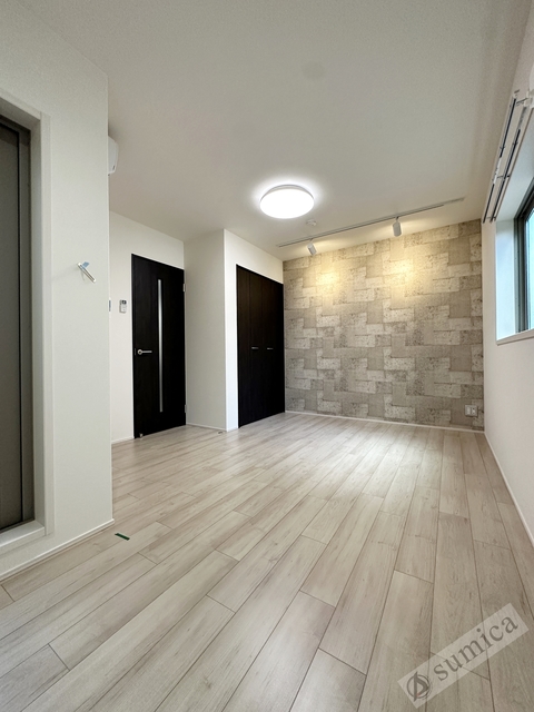 居室・リビング　アクセントクロスがオシャレを演出♪