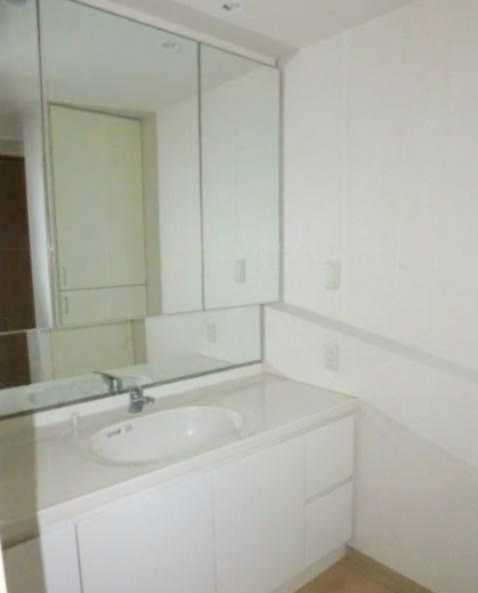 洗面設備　ゆったりとスペースのある洗面所