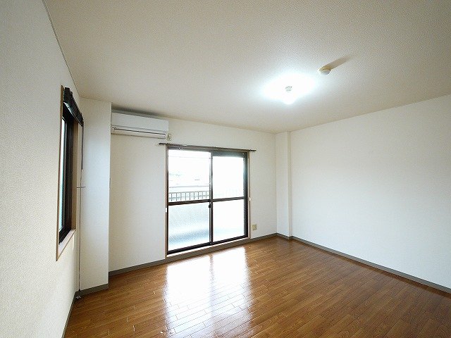 その他部屋・スペース　広くて明るい寝室