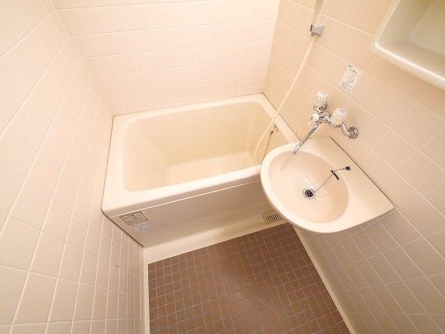 バス・シャワールーム　ゆったり過ごせるお風呂です