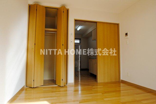 玄関　洋室には収納がついていて便利です(*^^*)