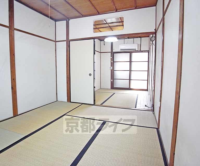 居室・リビング　広々とした和室で落ち着きますね・