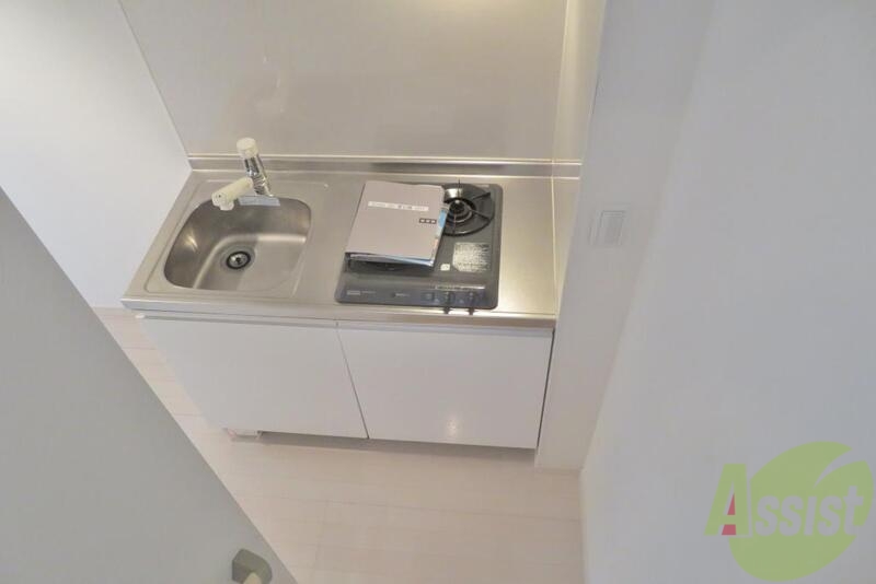 キッチン　システムキッチンで２口コンロ付。初期費用を抑えられそうです。