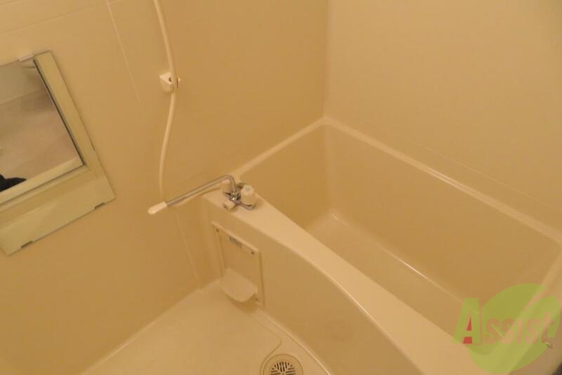 バス・シャワールーム　なかなかゆったりしたバスタブ。洗面台は独立してます。