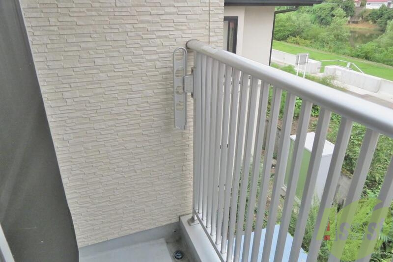 バルコニー　ベランダの壁も白色でデザインもオシャレです。