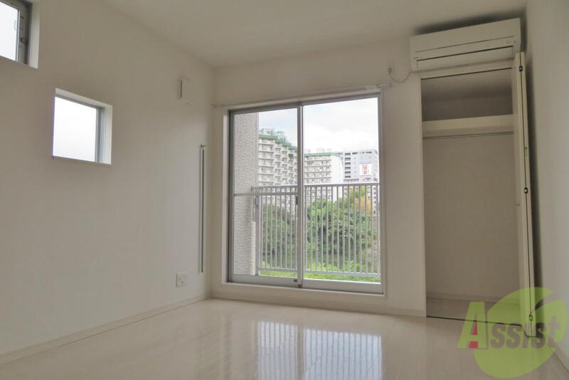 居室・リビング　白いフローリングはなかなか無いです。女性好みのお部屋かな？