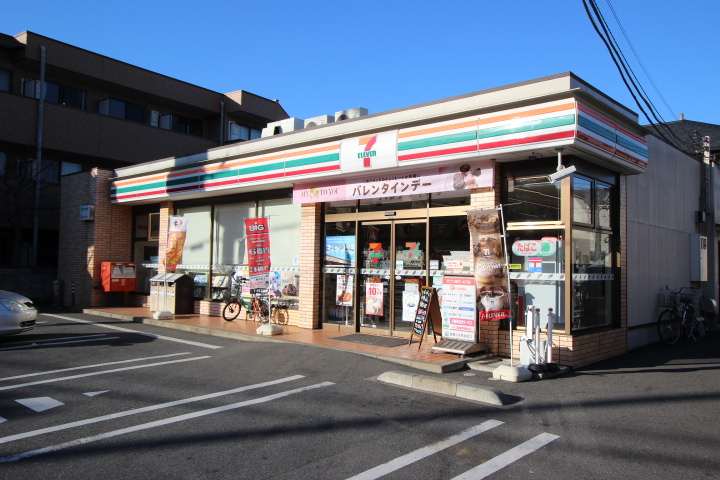 コンビニ　セブンイレブン（コンビニ）まで857m
