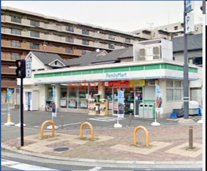 コンビニ　ファミリーマート摂津三島店（コンビニ）まで562m