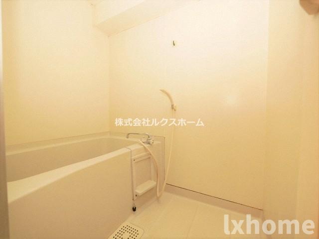 バス・シャワールーム　コンパクトで使いやすいお風呂です