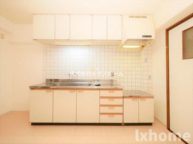 キッチン　コンパクトなキッチンで掃除もラクラク