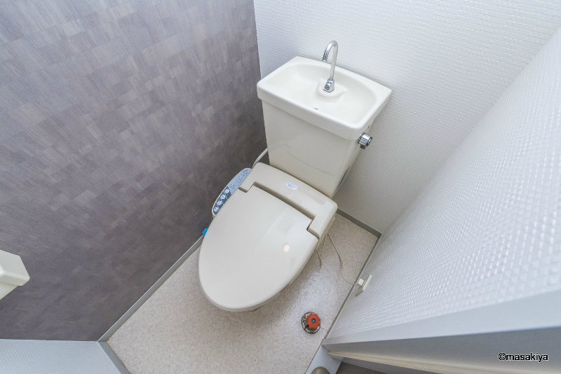 トイレ　トイレ　ウォシュレット付き。