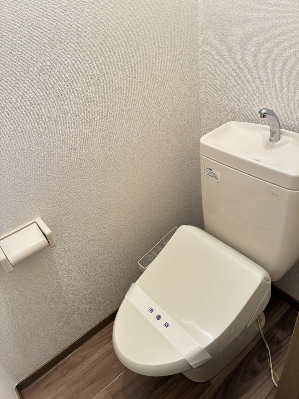 トイレ　落ち着いた色調のトイレです