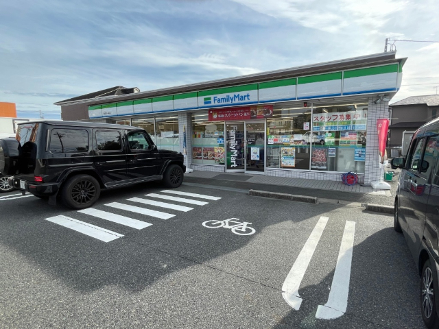 コンビニ　ファミリーマート桑名芳ヶ崎店（コンビニ）まで218m