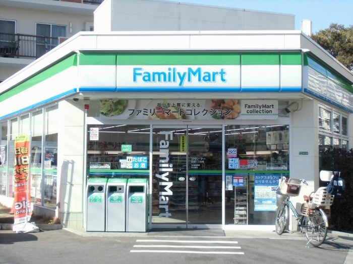 コンビニ　ファイリーマート（コンビニ）まで330m