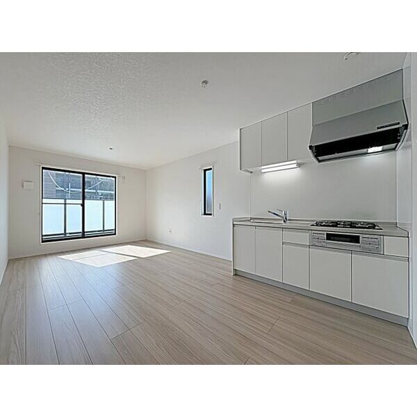 居室・リビング　【中学校】名古屋国際中学校・高等学校まで908m