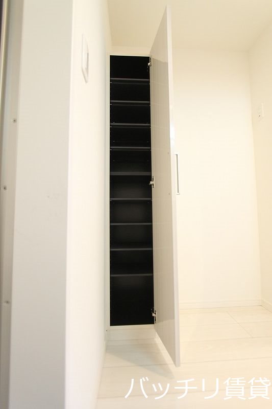 玄関　別号室タイプの為、現状を優先致します。