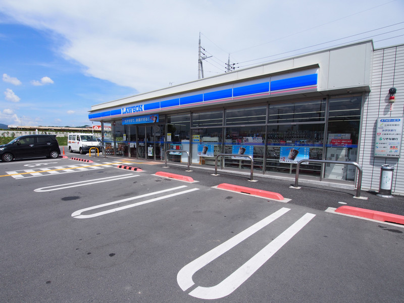 コンビニ　ローソン木津川城山台店（コンビニ）まで800m