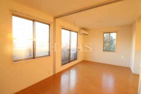 居室・リビング　同物件別部屋です。