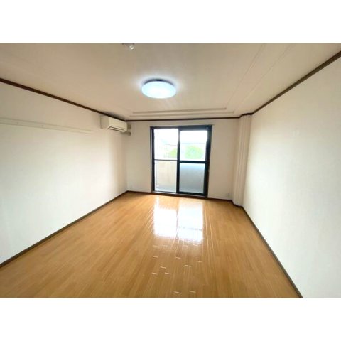 居室・リビング　室内写真は別部屋の写真です。