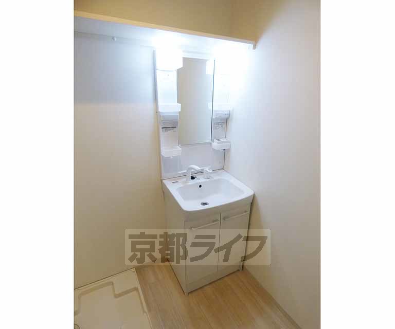 洗面設備　綺麗な洗面台です。