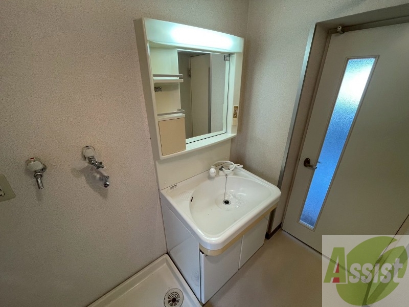 洗面設備　独立洗面台です。大きくてよいですね。シャンプーもできます！