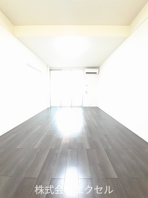居室・リビング　エアコン付きの部屋です。