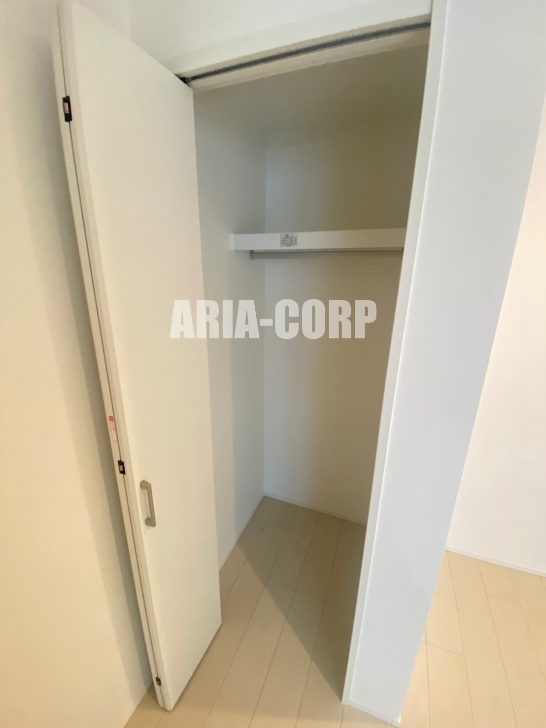 収納　クローゼット、上部にも棚付きでございます♪