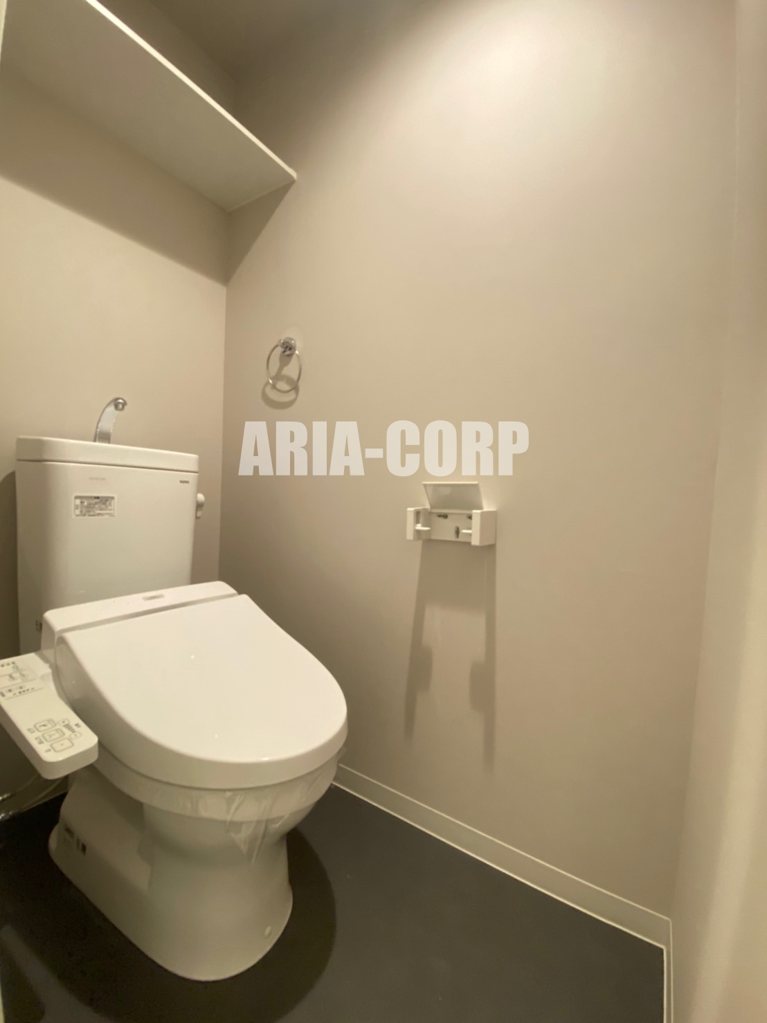 トイレ　ウォシュレット対応♪上部には収納スペースもあります！