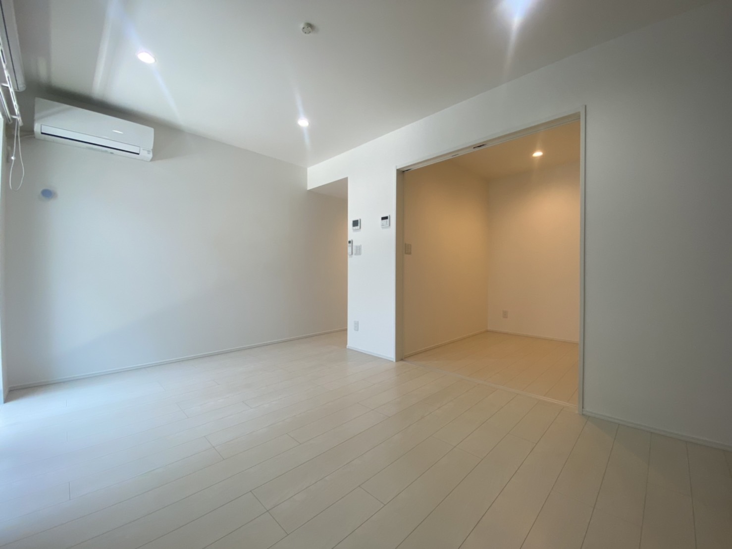 居室・リビング　広々としたお洒落な空間！デザイナーズ物件ならではの綺麗さです