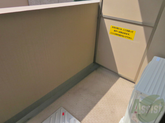 バルコニー　バルコニーには、洗濯物を干すスペースが十分あって安心ですね。