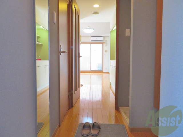 玄関　玄関入って正面には綺麗なリビングが広がっていますね。