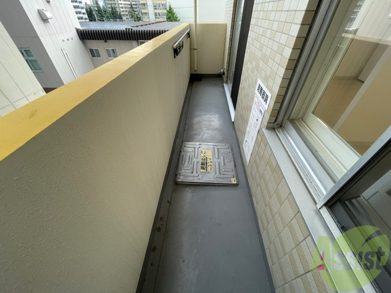 バルコニー　バルコニーです。洗濯物を干すもよし、一息つくもよしですね。