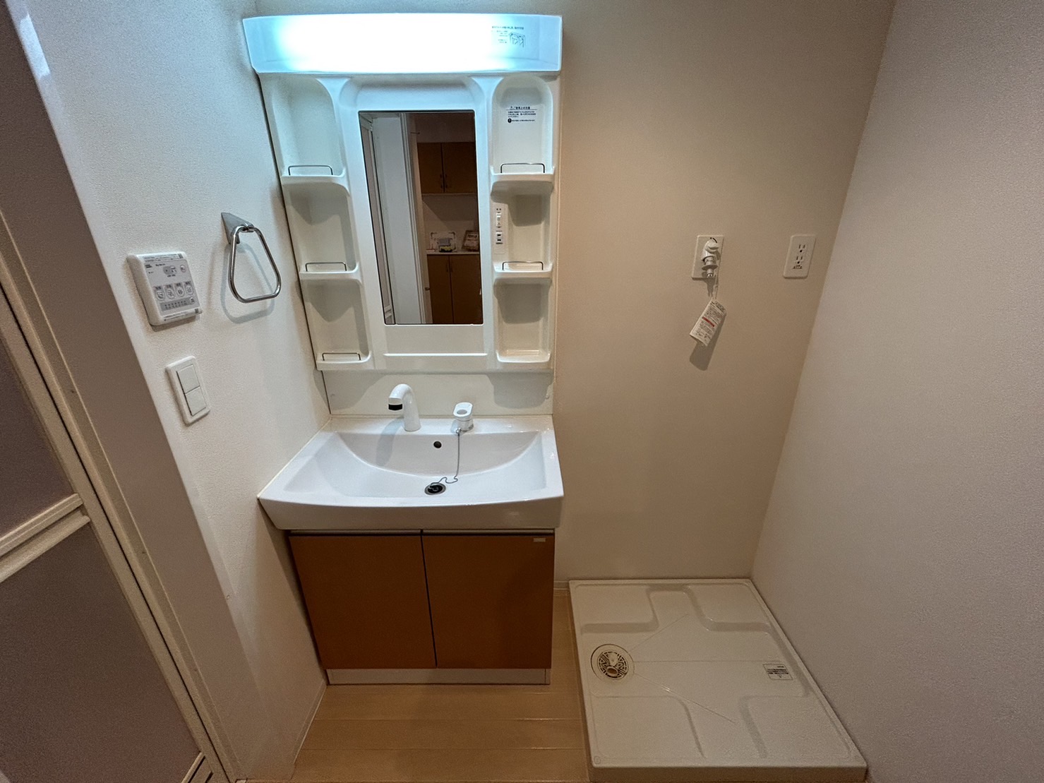 洗面設備　洗面部分・シャワー付き洗面台＆室内洗濯機置き場あり◎