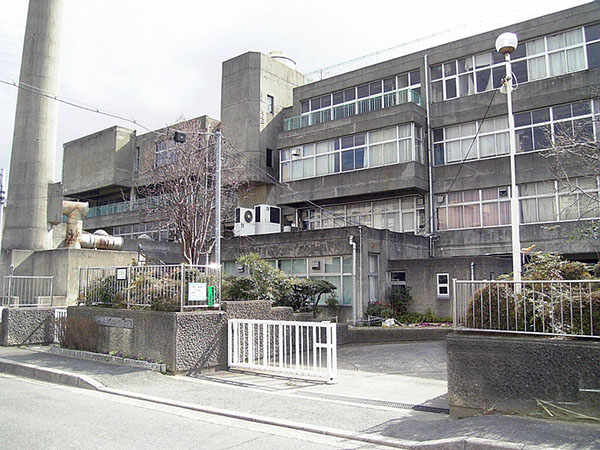 中学校　八尾市立桂中学校（中学校）まで222m