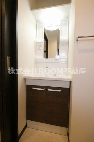 洗面設備　ゆったりとスペースのある洗面所