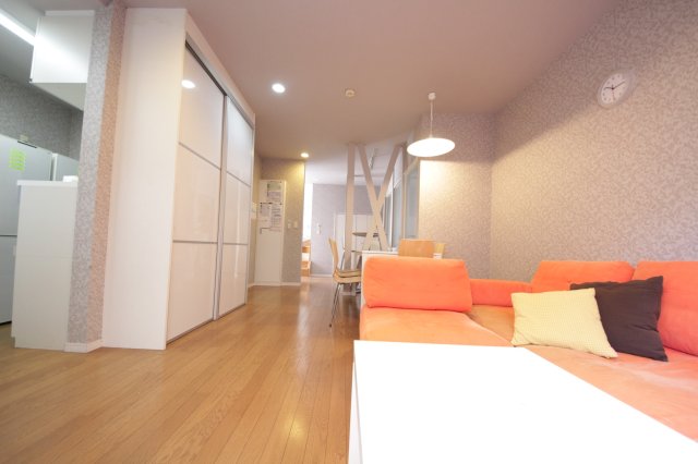 居室・リビング　大きなテレビ、ダイニングテーブルと、一人暮らしでは得られない