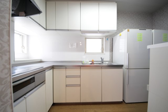 キッチン　一人暮らしでは味わえない、贅沢な暮らしがシェア生活の大きなメ