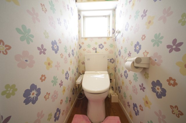 トイレ　女性には嬉しいウォシュレット付きトイレ。